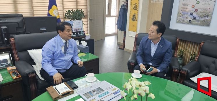 김경도 안동시의회 의장이 본지 기자와 인터뷰 하고 있다.