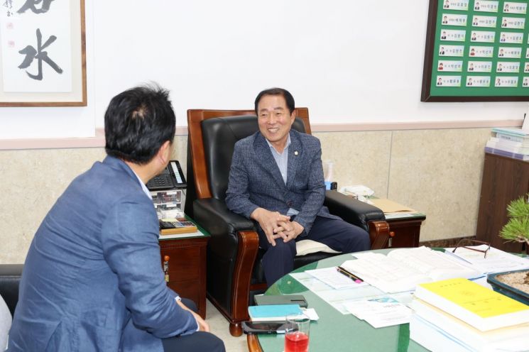 최훈식 의성군의회의장이 본지 기자와 인터뷰 하고 있다.