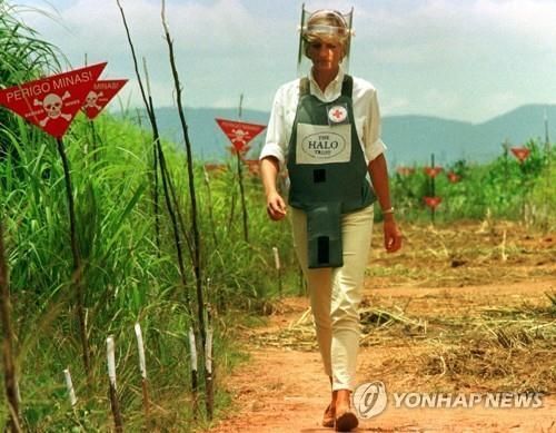 1997년 1월 다이애나비가 앙골라 지뢰 매설 현장을 걷고 있다. AP 연합뉴스