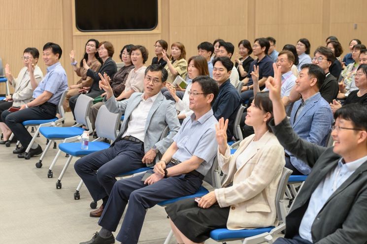조직리더 청렴교육에서 강의 듣는 이기재 양천구청장과 간부공무원들. 양천구 제공.