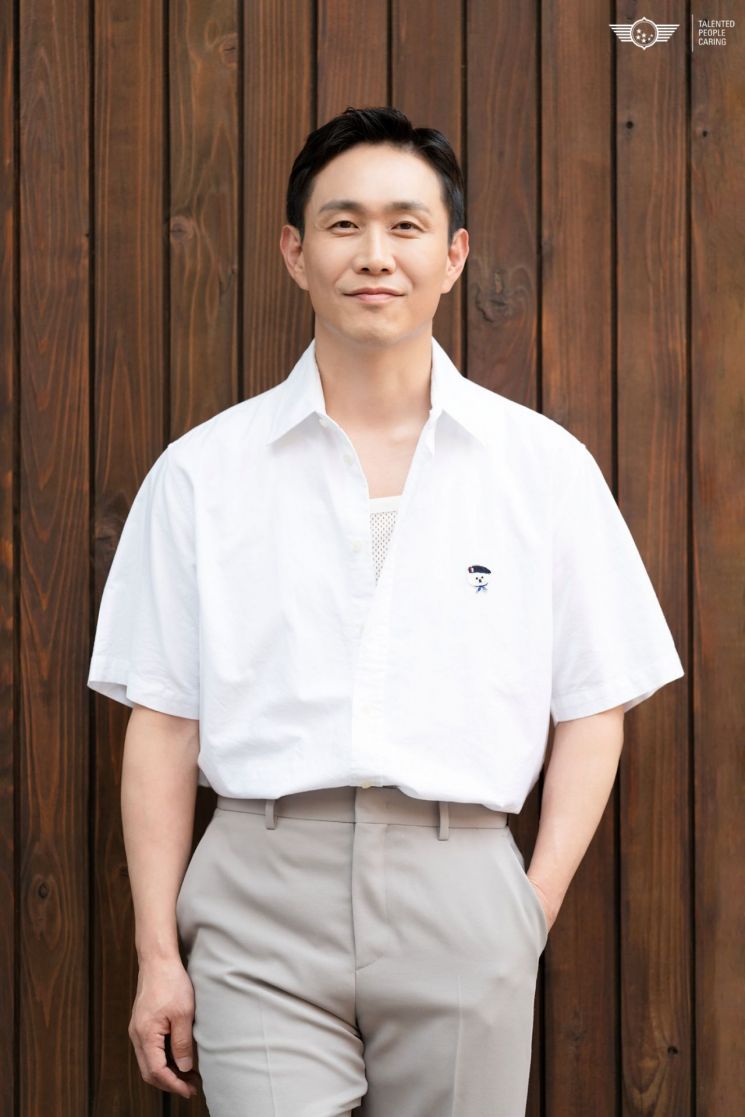 오정세가 17일 서울 강남구 삼성동 프레인빌라에서 '굿보이' 종영 기념 인터뷰에 앞서 사진촬영을 하고 있다. 프레인TPC