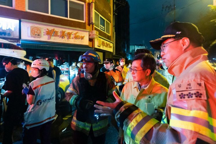 김동연 경기도지사(오른쪽 두번째)가 17일 광명시 소하동 공동주택 화재현장을 찾아 김재병 경기도소방재난본부장과 이야기를 나누고 있다. 경기도 제공
