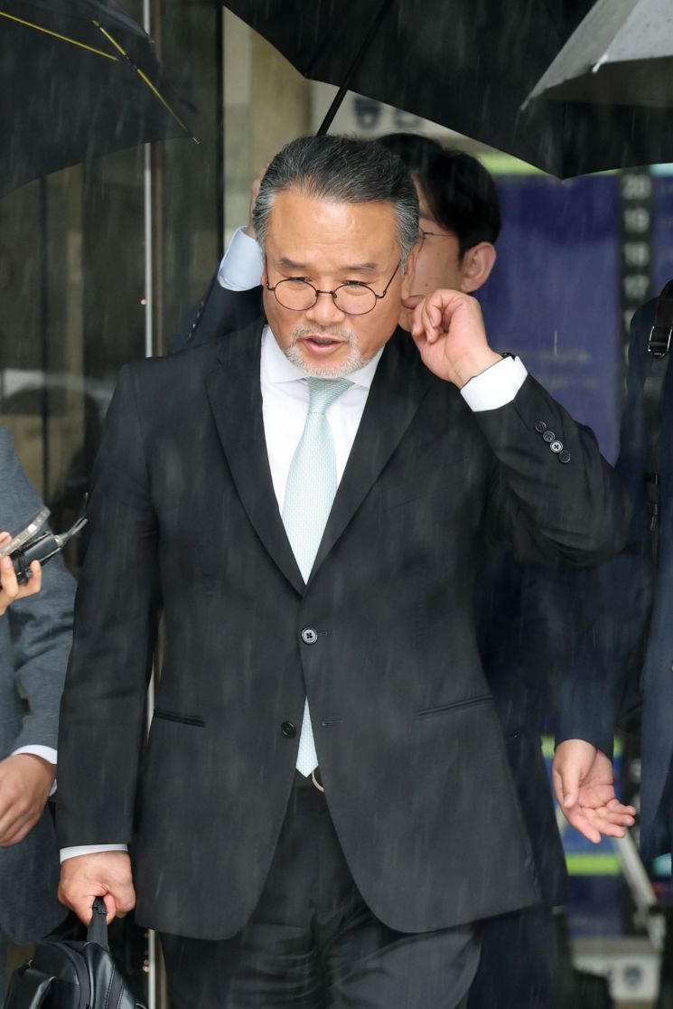 주가조작 의혹으로 김건희 여사 관련 의혹을 수사하는 민중기 특별검사팀의 조사를 받은 이일준 삼부토건 회장이 17일 서울중앙지법에서 구속 전 피의자 심문(영장실질심사)을 마친 뒤 법정을 떠나고 있다. 연합뉴스