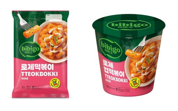 비비고 로제떡볶이 파우치(좌), 컵(우). CJ제일제당