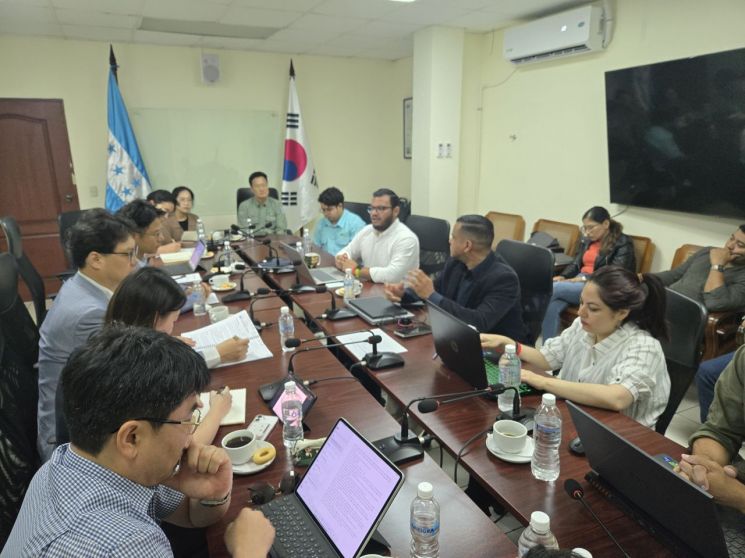 한국과 온두라스 양국 산림청 관계자가 REDD+ 본 타당성 조사를 위한 협력 회의를 진행하고 있다. 산림청 제공