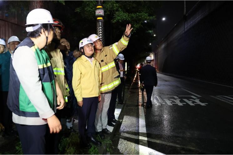 김동연 경기도지사가 지난 16일 오산 옹벽 붕괴사고 현장을 찾아 관계자로부터 사고 현황등에 대한 설명을 듣고 있다. 경기도 제공