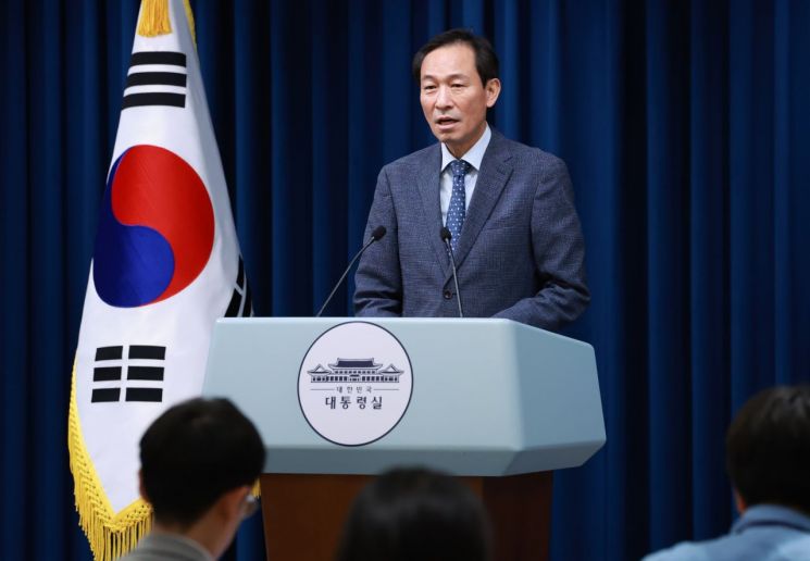 우상호 대통령실 정무수석이 17일 서울 용산 대통령실 청사에서 이재명 대통령과 김종인 전 국민의힘 비상대책위원장의 오찬 회동 등 현안 관련 브리핑을 하고 있다. 연합뉴스