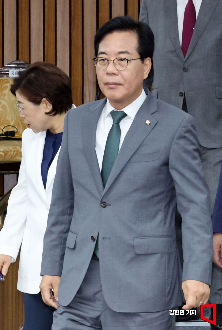 송언석 국민의힘 비상대책위원장 겸 원내대표가 18일 국회에서 열린 원내대책회의에 참석하고 있다. 2025.7.18 김현민 기자