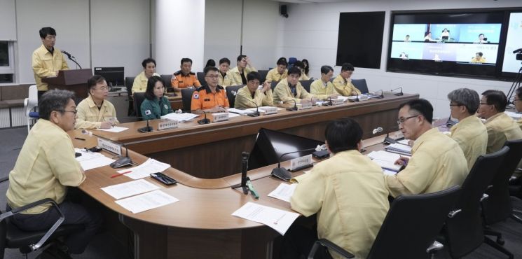 강기정 광주시장이 17일 오후 11시 시청 17층 재난안전대책본부 회의실에서 '호우 대비 상황판단회의'를 주재하고 있다. 광주시 제공