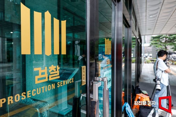 윤석열 전 대통령의 구속적부심사에 내란 특별검사팀 측에서 구속영장심사에 참여했던 특검보와 검사들 위주로 참여해 구속의 정당성을 강조할 것으로 예상된다. 사진은 18일 내란특검 사무실이 마련된 서울 서초구 서울고등검찰청. 2025.7.18. 강진형 기자