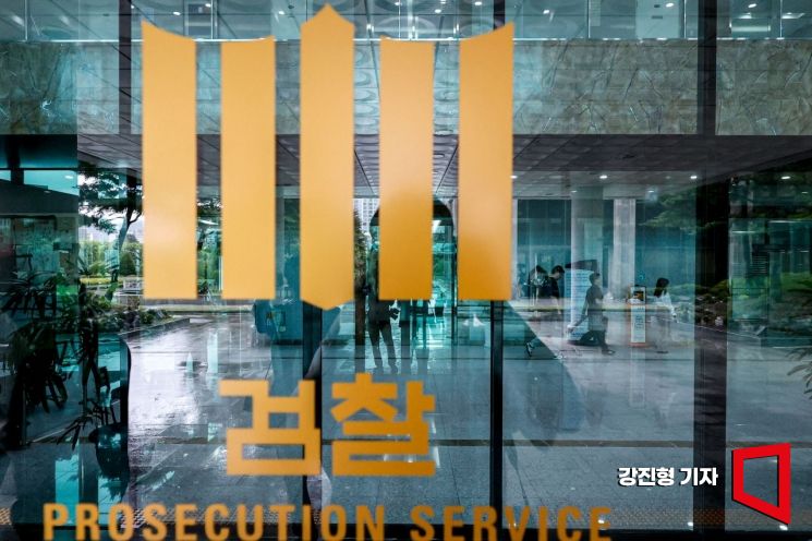 윤석열 전 대통령의 구속적부심사에 내란 특별검사팀 측에서 구속영장심사에 참여했던 특검보와 검사들 위주로 참여해 구속의 정당성을 강조할 것으로 예상된다. 사진은 18일 내란특검 사무실이 마련된 서울 서초구 서울고등검찰청. 2025.7.18. 강진형 기자