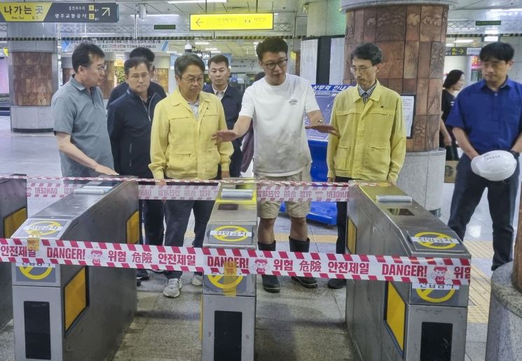 [포토] 강기정 광주시장, '폭우 피해' 상무역 현장점검