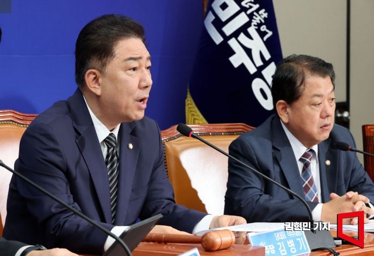 [포토] 김병기 "내란 특검, 윤석열 끝까지 엄단하라…법치 파괴 도 넘어"