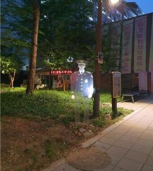 공원에 등장한 홀로그램 경찰관…범죄 발생 22% 감소