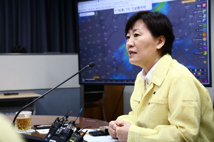 송미령 농식품부 장관이 18일 농업분야 호우 대처상황 긴급 점검회의를 개최해 피해상황 점검하며 복구대책을 논의하고 있다.(사진제공= 농식품부)
