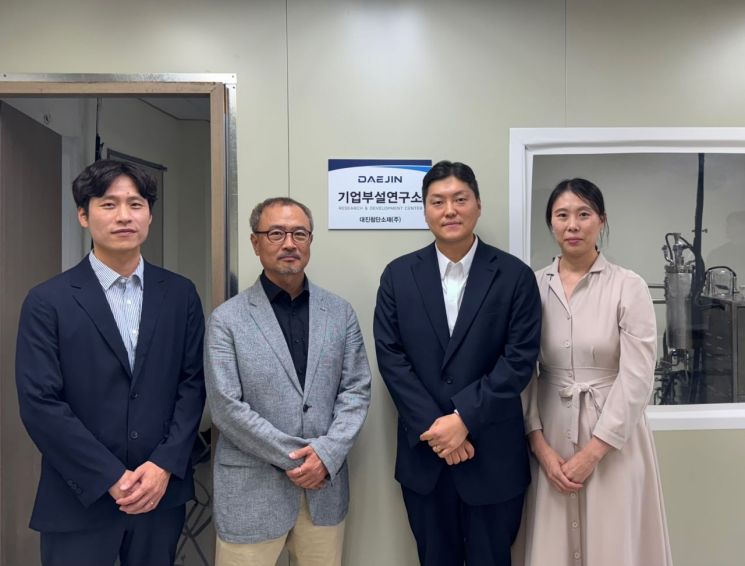 왼쪽부터 가천대학교 채오병 교수, 신영준 교수, 대진첨단소재 유성준 대표, 박성빈 연구소장. 대진첨단소재