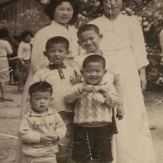 이주성씨(66·남)의 과거 가족사진. 이씨는 가장 아래 줄 오른쪽에 위치하고 있다. 이씨 제공
