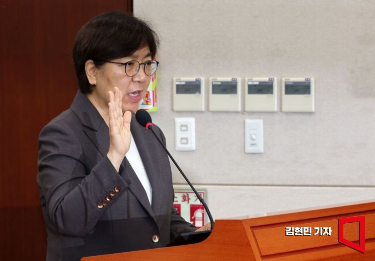 정은경 보건복지부 장관 후보자가 18일 국회 보건복지위원회에서 열린 인사청문회에서 선서하고 있다. 김현민 기자