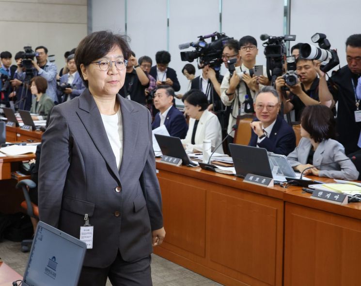 정은경 보건복지부 장관 후보자가 18일 국회 보건복지위원회에서 열린 인사청문회에서 선서를 마치고 더불어민주당 소속 박주민 위원장에게 선서문을 제출한 뒤 자리로 향하고 있다. 연합뉴스