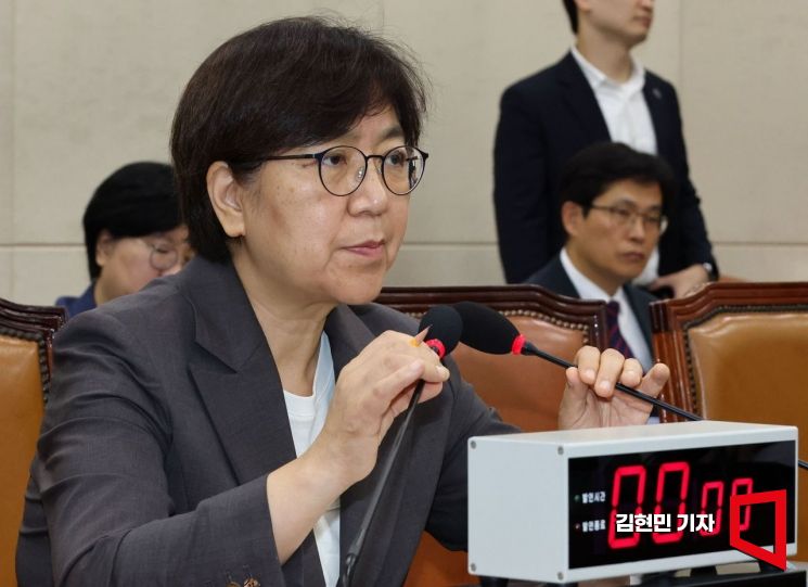 정은경 보건복지부 장관 후보자가 18일 국회 보건복지위원회에서 열린 인사청문회에 출석하고 있다. 김현민 기자