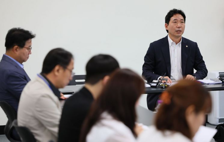 이정헌 국정기획위원회 경제2분과 위원이 18일 서울 종로구 정부서울청사 창성동 별관에서 열린 국정기획위 전세사기 피해자 간담회에서 발언하고 있다. 국정기획위 연합뉴스