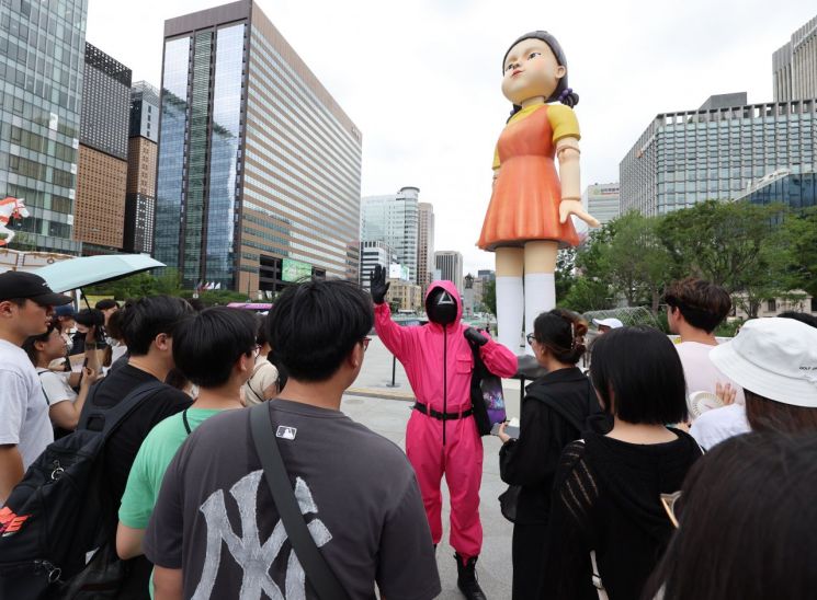 6월 30일 서울 광화문광장에서 2025 K콘텐츠 서울여행주간을 맞아 열린 오징어게임 팝업 광화문 행사에서 시민과 외국인 관광객들이 게임을 즐기고 있다. 연합뉴스