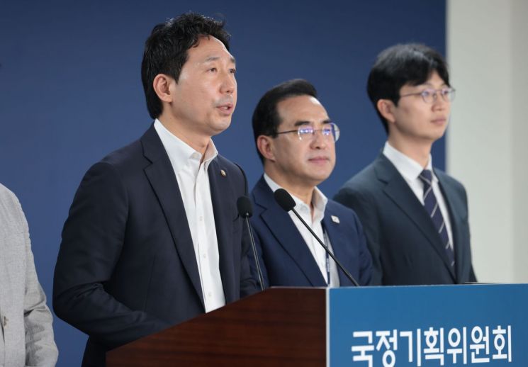 이정헌 국정기획위원회 경제2분과 기획위원이 18일 서울 종로구 정부서울청사 창성동 별관에서 전세사기 피해자 간담회 사후 브리핑을 하고 있다. 연합뉴스