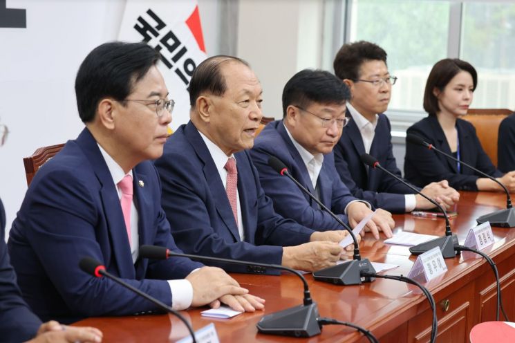 황우여 국민의힘 선거관리위원회 위원장(왼쪽 두번째)이 14일 국회에서 열린 당 대표 및 최고위원 선출 선거관리위원회 위촉장 수여식에서 발언하고 있다. 연합뉴스