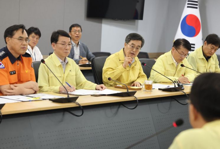 김동연, 31개 시장·군수 영상회의…"재난에는 과잉대응해야"