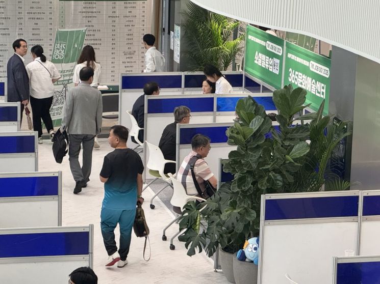 경기도일자리재단이 개최한 사회적경제기업 일자리 매칭데이에 참석한 구직자들이 1대1 면접을 보고 있다. 경기도일자리재단 제공