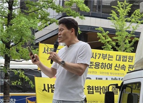 한국사 강사 전한길씨가 18일 서울 서초동 법원삼거리 앞에서 열린 윤석열 전 대통령 석방 촉구 집회에 참석해 발언하고 있다. 연합뉴스