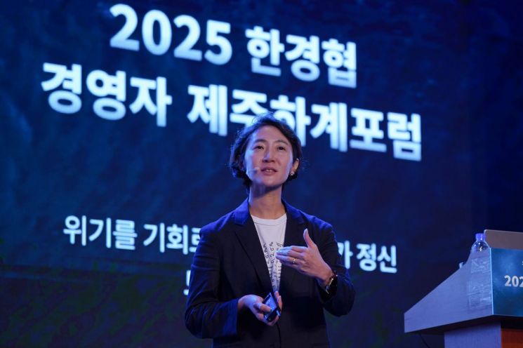 송미선 하나투어 대표가 18일 제주 롯데호텔에서 열린 ‘2025 한경협 CEO 제주하계포럼’에서 '500억 적자, 코로나 위기를 정면 돌파한 리더십'을 주제로 발표하고 있다. 사진=한경협