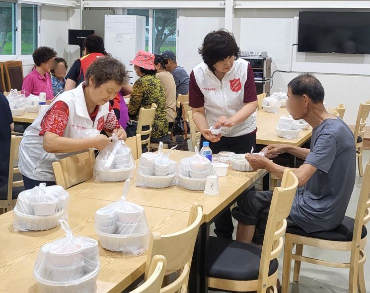 구세군이 17일 당진 모평리 마을회관에 임시 대피한 이재민을 대상으로 식사를 제공하고 있다. 구세군