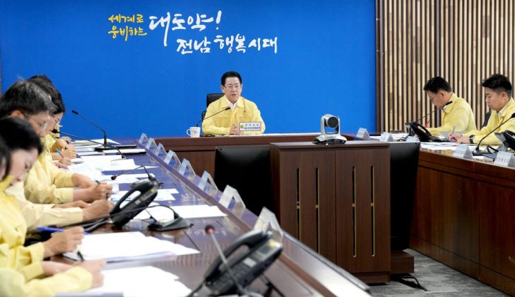 김영록 전라남도지사가 18일 오후 도청 재난종합상황실에서 실국장과, 영상으로 시군 부단체장들이 참석한 가운데 집중호우 대비 대처사항 점검회의를 주재하고 있다. 전남도 제공