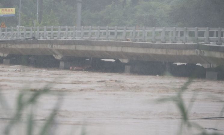 유통업계, 잇따라 집중호우 피해 지역 복구 지원 나서