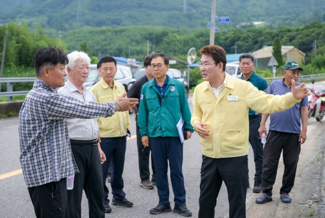 노관규 순천시장은 18일 홍수경보 지역인 황전천 용서교와 회룡천 하천제방 유실 현장을 방문, 피해 상황을 점검했다. 순천시 제공