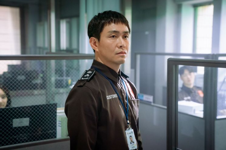 '굿보이'에서 세관 공무원 민주영(오정세)이 정체가 발각될 위기에 처했다. SLL, 스튜디오앤뉴, 드라마하우스스튜디오