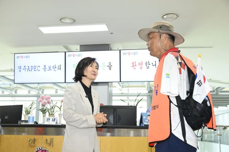 APEC 성공 개최를 기원하며 전국을 종주중인 '왼발박사' 이범식 교수(오른쪽)가 대구 달성군청을 방문한 뒤 정은주 달성부군수를 만나고 있다.
