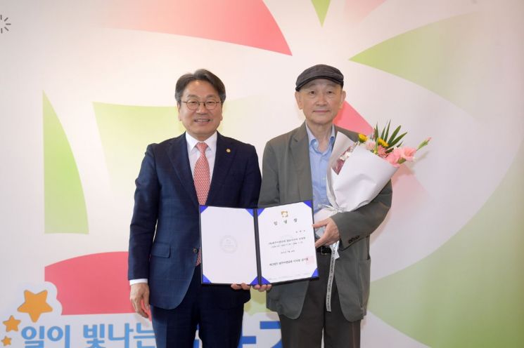 강기정 광주시장이 18일 오후 시청 접견실에서 윤범모 광주비엔날레 대표이사에게 임명장을 수여한 후 기념촬영을 하고 있다. 광주시 제공