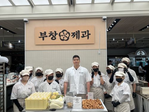 배우 이장우(사진 가운데)가 이달 5일 대전 신세계백화점 부창제과 5호점 매장을 찾아 직원들과 함께 기념사진을 촬영하고 있다. 부창제과