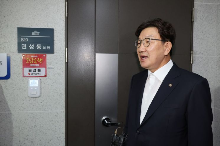권성동 국민의힘 의원이 18일 서울 여의도 국회 의원회관 자신의 의원실로 들어서며 압수수색 관련 입장을 밝히고 있다. 연합뉴스