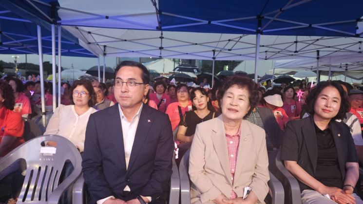 '제5회 금산삼계탕축제'개막식에 참석한 박희조 대전 동구청장(왼쪽)과 오관영 대전 동구의회 의장(가운데)(사진=모석봉 기자)