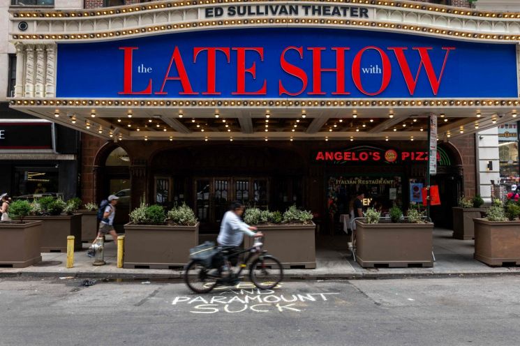 미 CBS 방송의 인기 심야 프로그램 '더 레이트 쇼(The Late Show)'가 녹화된 뉴욕의 에드 설리번 극장 간판. 코미디언이자 정치 평론가인 진행자 에드 콜베르의 이름이 함께 씌여 있다. AFP연합뉴스