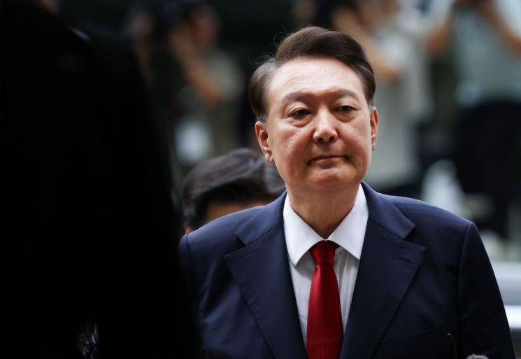 12·3 비상계엄과 관련해 특검의 수사를 받는 윤석열 전 대통령이 9일 서울 서초구 서울중앙지법에서 열린 영장실질심사에 취재진의 질문을 받으며 출석하고 있다. 연합뉴스