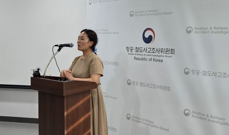 19일 오후 전남 무안공항에서 김유진 무안공항 제주항공 여객기 참사 유가족협의회 대표가 항공·철도사고조사위원회의 12·29 여객기 참사 엔진 정밀조사 결과 현장 브리핑이 취소된 후 대한 입장을 말하고 있다. 민찬기 기자