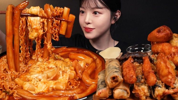 구독자 300만 명대의 먹방 유튜버 문복희. 사진 = 문복희 유튜브