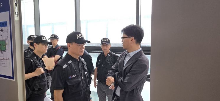 19일 오후 4시 전남 무안국제공항 관리동 3층 대회의실 문 밖에서 항공·철도사고조사위원회가 설명을 듣고 있다. 민찬기 기자