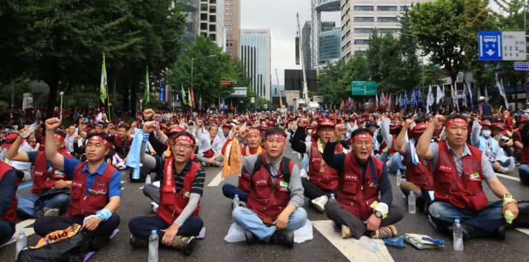19일 서울 중구 을지로 입구역 인근에서 열린 2025민주노총, 총파업ㆍ총력투쟁 대행진 집회에서 참석자들이 구호를 외치고 있다. 연합뉴스