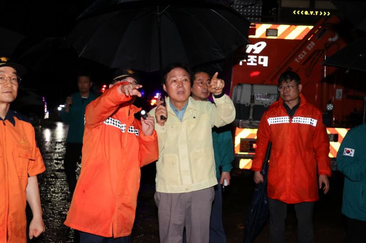 박완수 경남도지사가 집중호우로 산사태가 발생한 경남 산청군 산청읍 현장을 찾아 소방 관계자와 이야기하고 있다. 경남도 제공