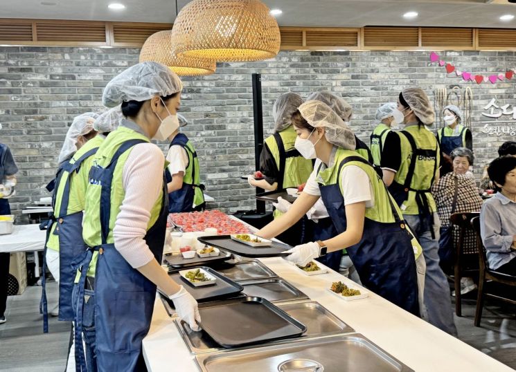 에어부산, 초복 맞아 삼계탕 나눔 봉사 펼쳐